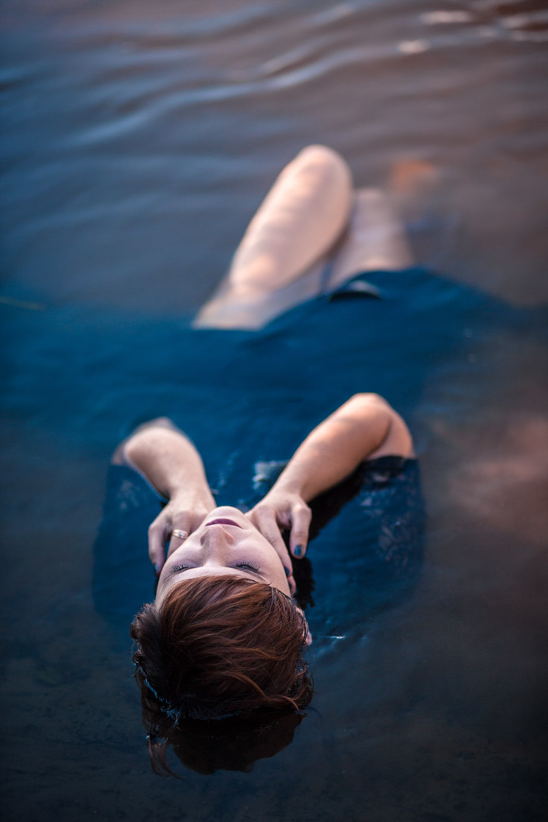 Листая снимки, мы редко задумываемся, сколько усилий для их создания приложил автор. Нетипичные локации, холод и дефицит света. Все ради нескольких кадров. Зато каких! Владимирский фотограф Александра Кейли тоже экспериментов не боится. Известных киногероинь она снимала в неотапливаемом помещении, лесу, храмовом комплексе и водоеме.