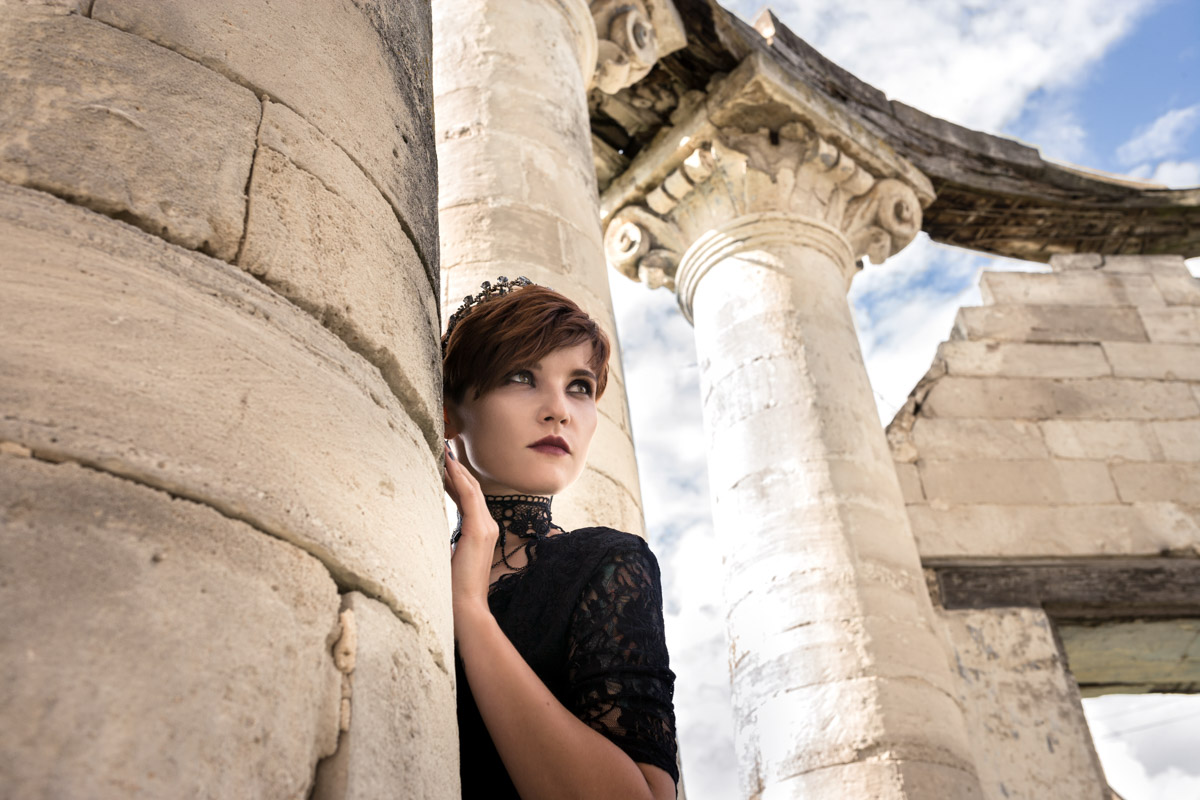 Листая снимки, мы редко задумываемся, сколько усилий для их создания приложил автор. Нетипичные локации, холод и дефицит света. Все ради нескольких кадров. Зато каких! Владимирский фотограф Александра Кейли тоже экспериментов не боится. Известных киногероинь она снимала в неотапливаемом помещении, лесу, храмовом комплексе и водоеме.