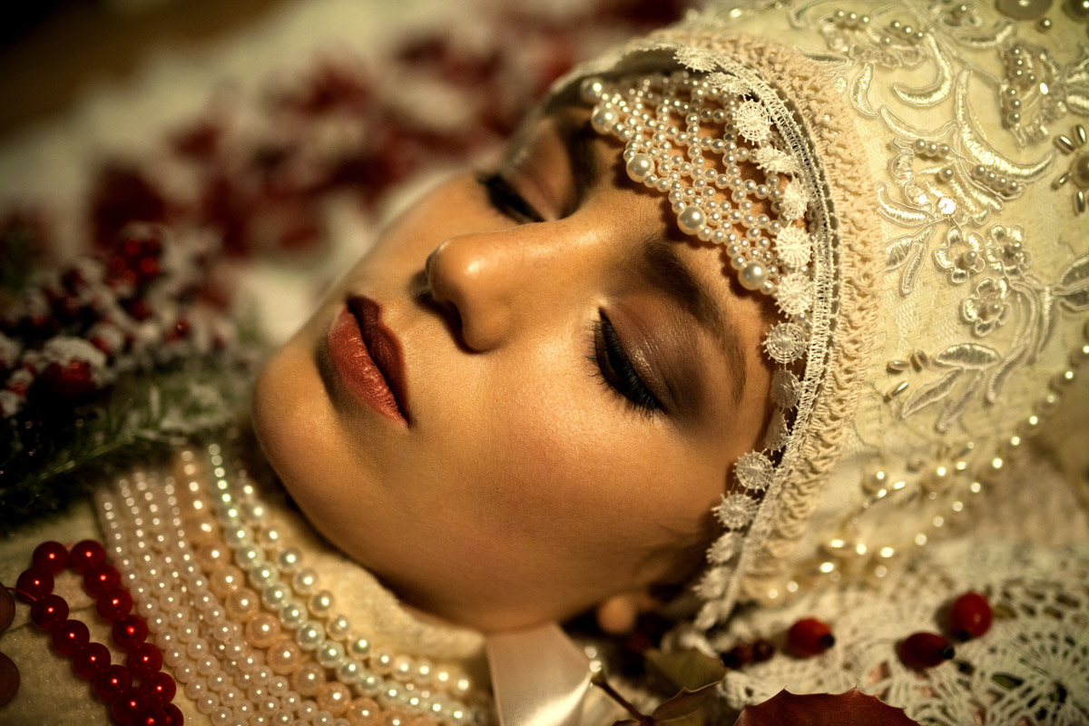 Листая снимки, мы редко задумываемся, сколько усилий для их создания приложил автор. Нетипичные локации, холод и дефицит света. Все ради нескольких кадров. Зато каких! Владимирский фотограф Александра Кейли тоже экспериментов не боится. Известных киногероинь она снимала в неотапливаемом помещении, лесу, храмовом комплексе и водоеме.