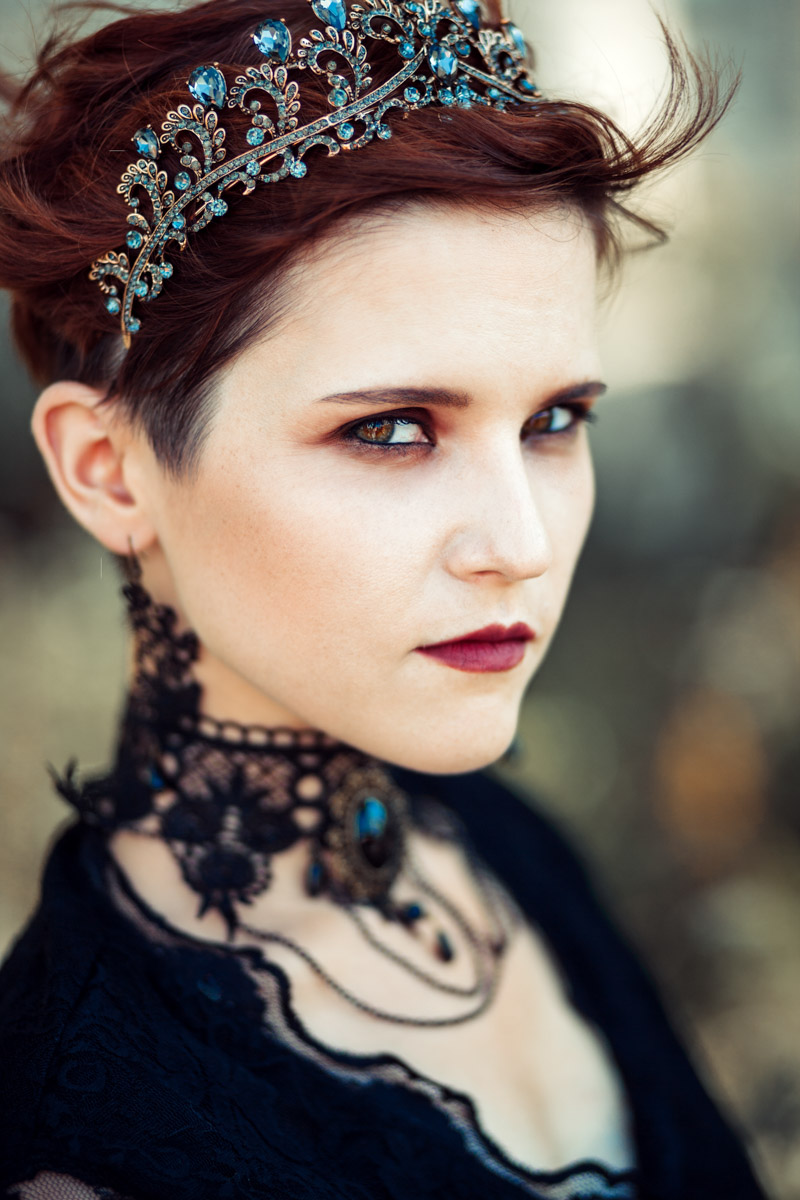 Листая снимки, мы редко задумываемся, сколько усилий для их создания приложил автор. Нетипичные локации, холод и дефицит света. Все ради нескольких кадров. Зато каких! Владимирский фотограф Александра Кейли тоже экспериментов не боится. Известных киногероинь она снимала в неотапливаемом помещении, лесу, храмовом комплексе и водоеме.