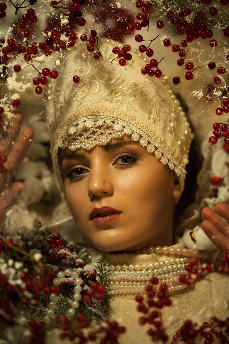 Листая снимки, мы редко задумываемся, сколько усилий для их создания приложил автор. Нетипичные локации, холод и дефицит света. Все ради нескольких кадров. Зато каких! Владимирский фотограф Александра Кейли тоже экспериментов не боится. Известных киногероинь она снимала в неотапливаемом помещении, лесу, храмовом комплексе и водоеме.