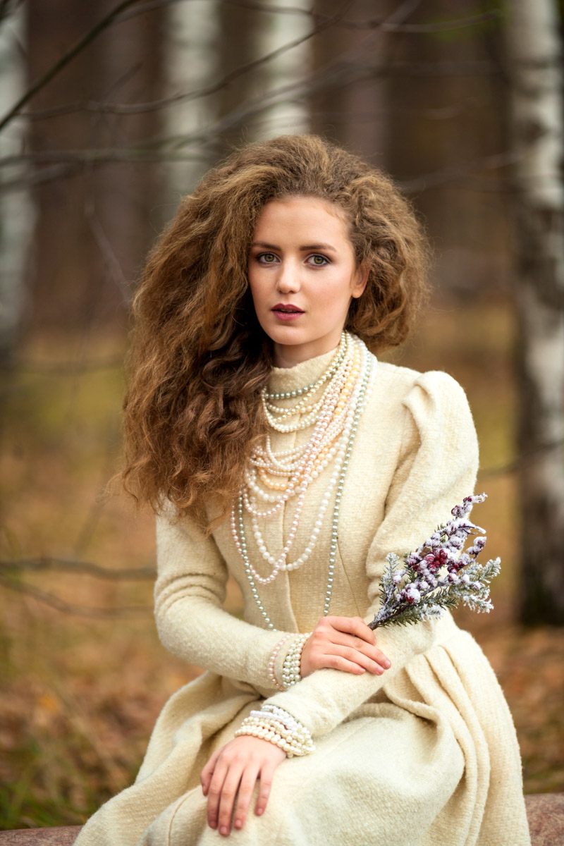 Листая снимки, мы редко задумываемся, сколько усилий для их создания приложил автор. Нетипичные локации, холод и дефицит света. Все ради нескольких кадров. Зато каких! Владимирский фотограф Александра Кейли тоже экспериментов не боится. Известных киногероинь она снимала в неотапливаемом помещении, лесу, храмовом комплексе и водоеме.