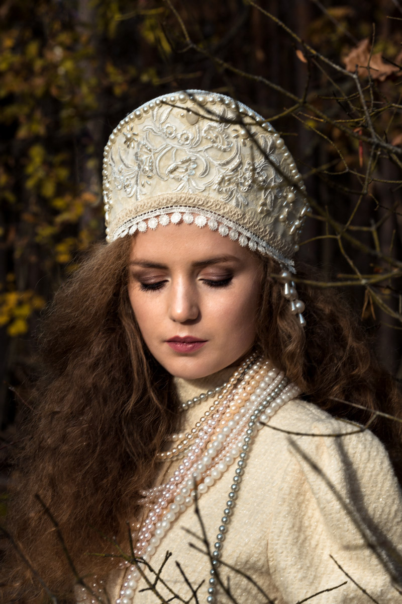 Листая снимки, мы редко задумываемся, сколько усилий для их создания приложил автор. Нетипичные локации, холод и дефицит света. Все ради нескольких кадров. Зато каких! Владимирский фотограф Александра Кейли тоже экспериментов не боится. Известных киногероинь она снимала в неотапливаемом помещении, лесу, храмовом комплексе и водоеме.