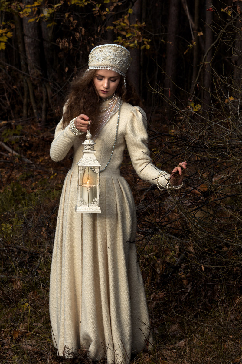 Листая снимки, мы редко задумываемся, сколько усилий для их создания приложил автор. Нетипичные локации, холод и дефицит света. Все ради нескольких кадров. Зато каких! Владимирский фотограф Александра Кейли тоже экспериментов не боится. Известных киногероинь она снимала в неотапливаемом помещении, лесу, храмовом комплексе и водоеме.