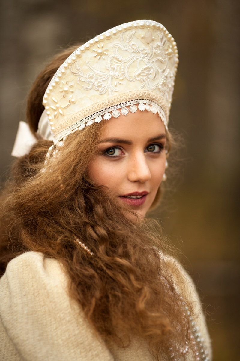 Листая снимки, мы редко задумываемся, сколько усилий для их создания приложил автор. Нетипичные локации, холод и дефицит света. Все ради нескольких кадров. Зато каких! Владимирский фотограф Александра Кейли тоже экспериментов не боится. Известных киногероинь она снимала в неотапливаемом помещении, лесу, храмовом комплексе и водоеме.