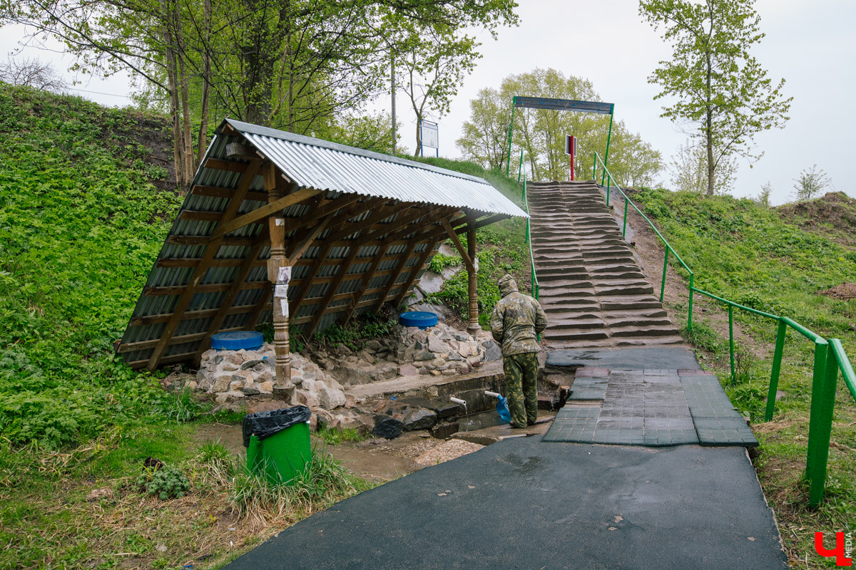 Во Владимире благоустроили Казанский родник, который давно пользуется популярностью не только у жителей юго-западного района. Расположен он не так далеко от дороги, оттого народ приезжает туда за водой с разных концов города. Мы тоже наведались к источнику, дабы посмотреть, что там изменилось после обновления.