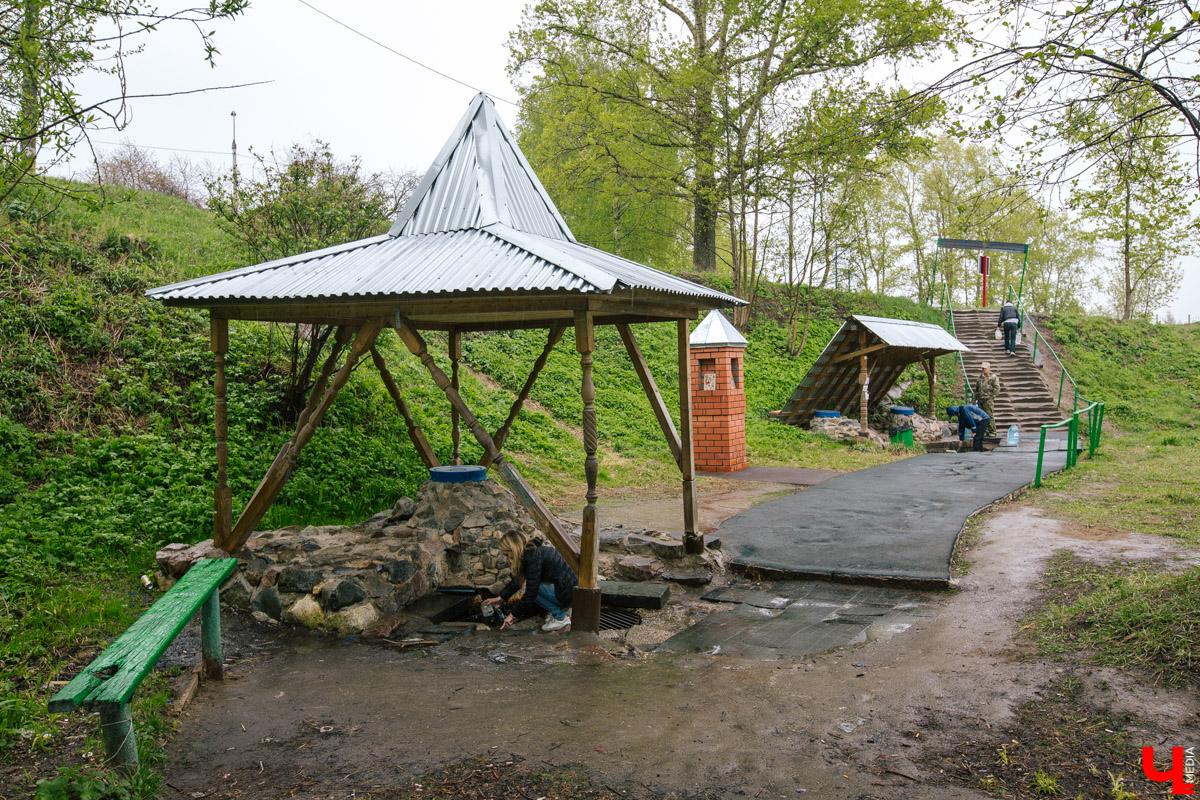 Во Владимире благоустроили Казанский родник, который давно пользуется популярностью не только у жителей юго-западного района. Расположен он не так далеко от дороги, оттого народ приезжает туда за водой с разных концов города. Мы тоже наведались к источнику, дабы посмотреть, что там изменилось после обновления.