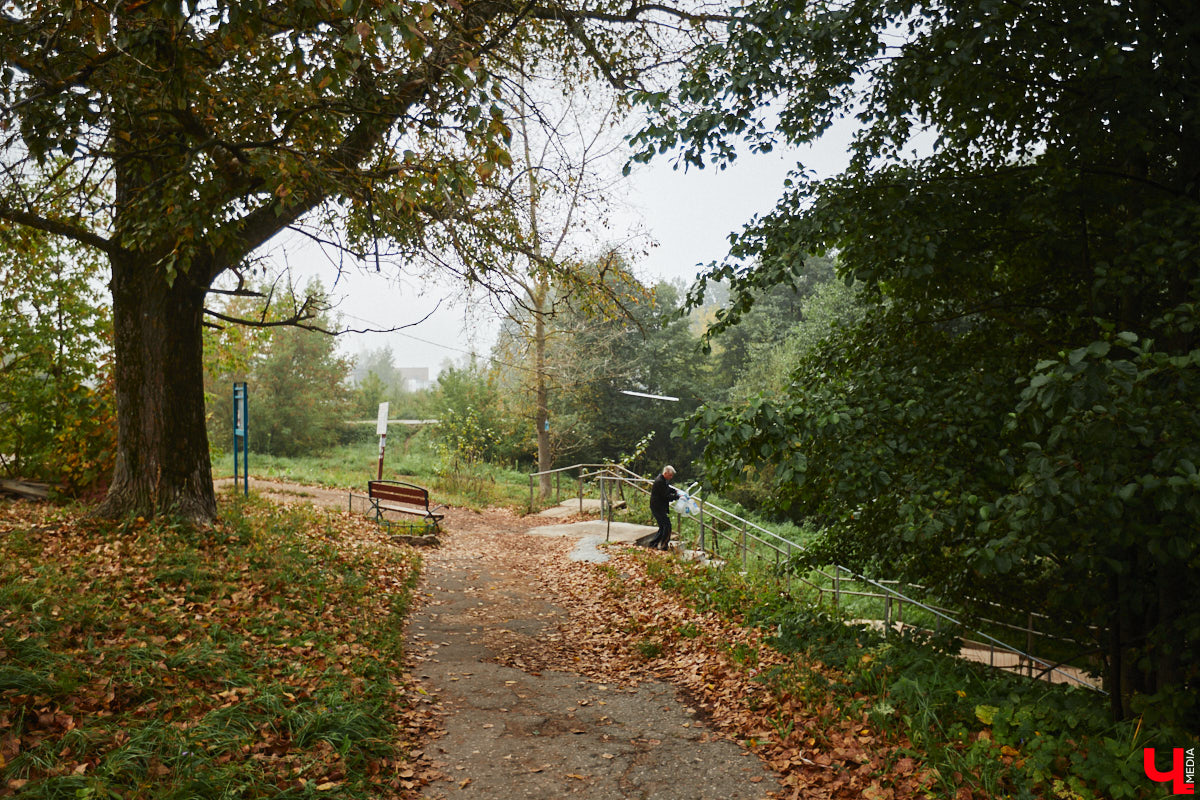 Во Владимире благоустроили Казанский родник, который давно пользуется популярностью не только у жителей юго-западного района. Расположен он не так далеко от дороги, оттого народ приезжает туда за водой с разных концов города. Мы тоже наведались к источнику, дабы посмотреть, что там изменилось после обновления.