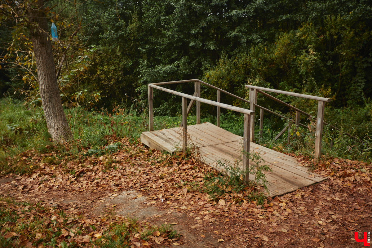 Во Владимире благоустроили Казанский родник, который давно пользуется популярностью не только у жителей юго-западного района. Расположен он не так далеко от дороги, оттого народ приезжает туда за водой с разных концов города. Мы тоже наведались к источнику, дабы посмотреть, что там изменилось после обновления.
