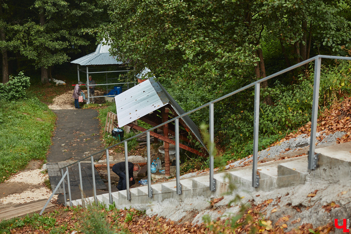 Во Владимире благоустроили Казанский родник, который давно пользуется популярностью не только у жителей юго-западного района. Расположен он не так далеко от дороги, оттого народ приезжает туда за водой с разных концов города. Мы тоже наведались к источнику, дабы посмотреть, что там изменилось после обновления.