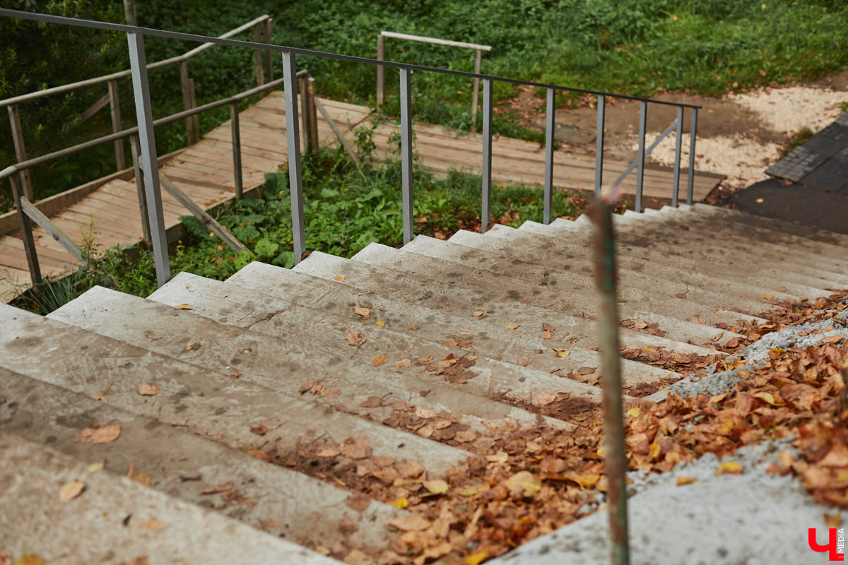 Во Владимире благоустроили Казанский родник, который давно пользуется популярностью не только у жителей юго-западного района. Расположен он не так далеко от дороги, оттого народ приезжает туда за водой с разных концов города. Мы тоже наведались к источнику, дабы посмотреть, что там изменилось после обновления.
