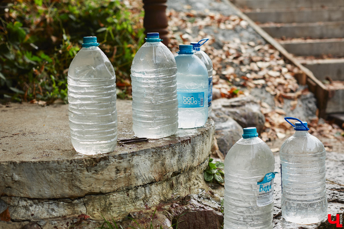 Во Владимире благоустроили Казанский родник, который давно пользуется популярностью не только у жителей юго-западного района. Расположен он не так далеко от дороги, оттого народ приезжает туда за водой с разных концов города. Мы тоже наведались к источнику, дабы посмотреть, что там изменилось после обновления.