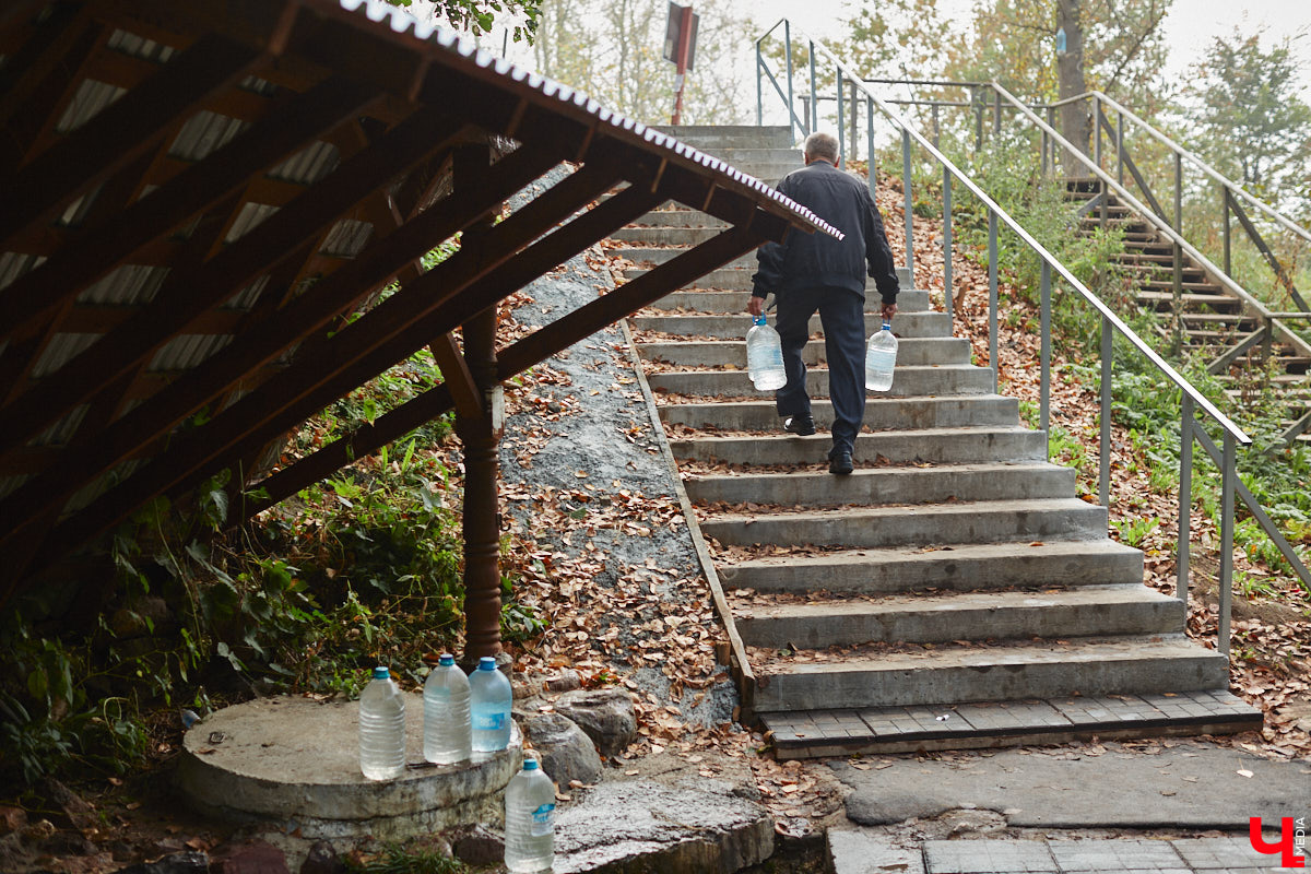 Во Владимире благоустроили Казанский родник, который давно пользуется популярностью не только у жителей юго-западного района. Расположен он не так далеко от дороги, оттого народ приезжает туда за водой с разных концов города. Мы тоже наведались к источнику, дабы посмотреть, что там изменилось после обновления.