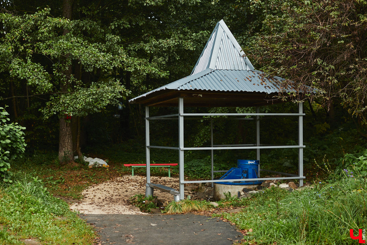 Во Владимире благоустроили Казанский родник, который давно пользуется популярностью не только у жителей юго-западного района. Расположен он не так далеко от дороги, оттого народ приезжает туда за водой с разных концов города. Мы тоже наведались к источнику, дабы посмотреть, что там изменилось после обновления.