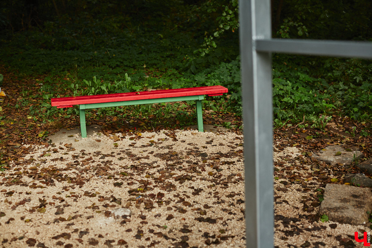 Во Владимире благоустроили Казанский родник, который давно пользуется популярностью не только у жителей юго-западного района. Расположен он не так далеко от дороги, оттого народ приезжает туда за водой с разных концов города. Мы тоже наведались к источнику, дабы посмотреть, что там изменилось после обновления.