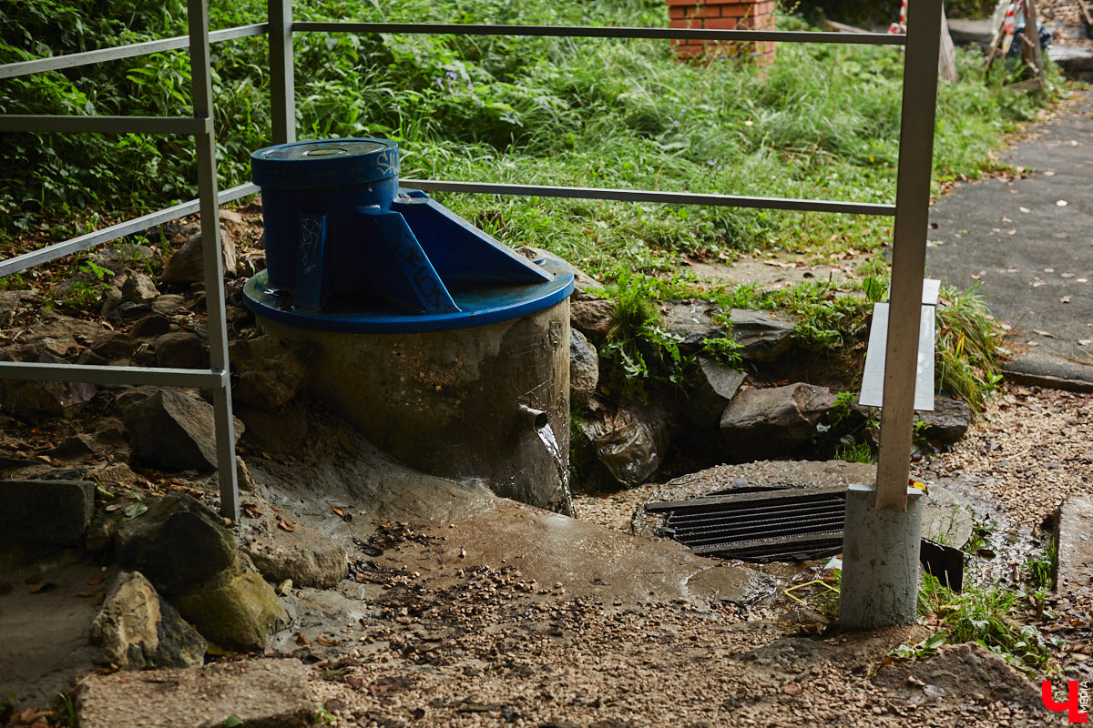Во Владимире благоустроили Казанский родник, который давно пользуется популярностью не только у жителей юго-западного района. Расположен он не так далеко от дороги, оттого народ приезжает туда за водой с разных концов города. Мы тоже наведались к источнику, дабы посмотреть, что там изменилось после обновления.