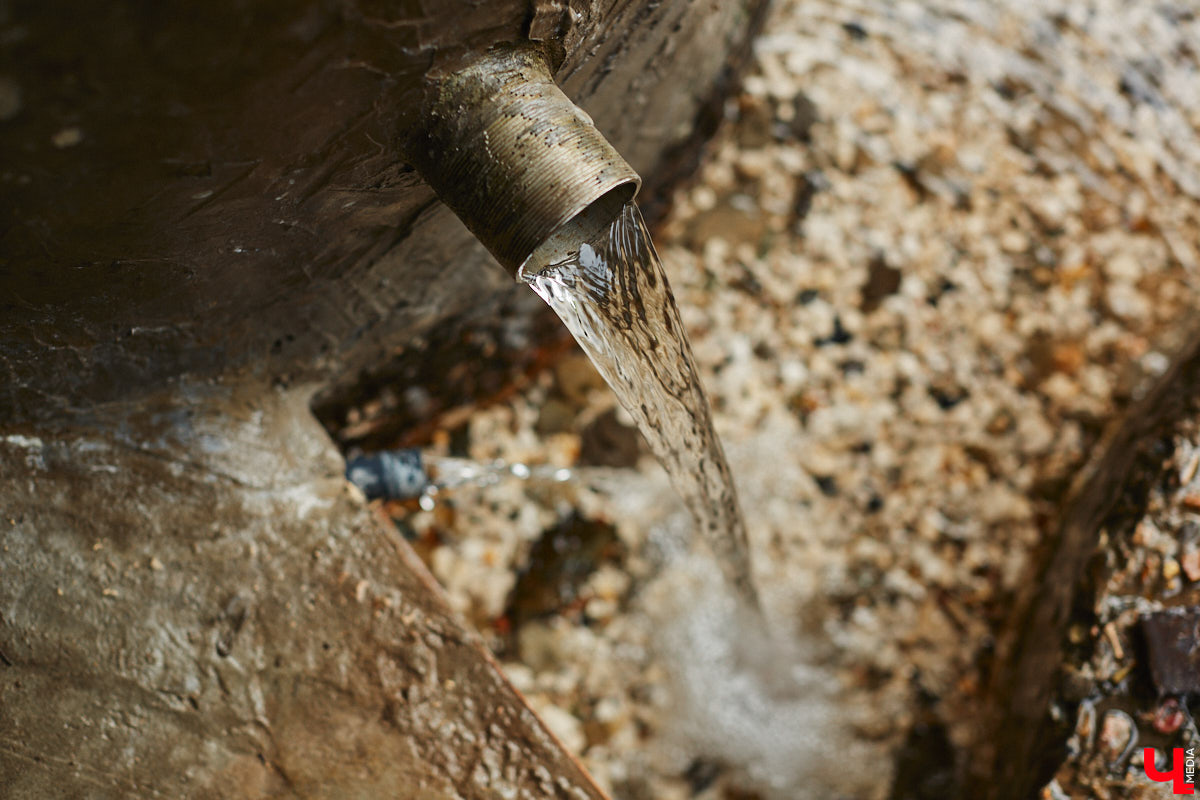 Во Владимире благоустроили Казанский родник, который давно пользуется популярностью не только у жителей юго-западного района. Расположен он не так далеко от дороги, оттого народ приезжает туда за водой с разных концов города. Мы тоже наведались к источнику, дабы посмотреть, что там изменилось после обновления.