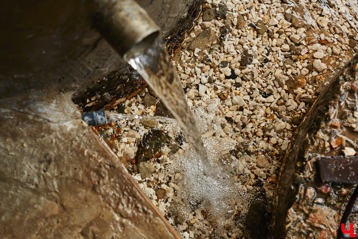 Во Владимире благоустроили Казанский родник, который давно пользуется популярностью не только у жителей юго-западного района. Расположен он не так далеко от дороги, оттого народ приезжает туда за водой с разных концов города. Мы тоже наведались к источнику, дабы посмотреть, что там изменилось после обновления.