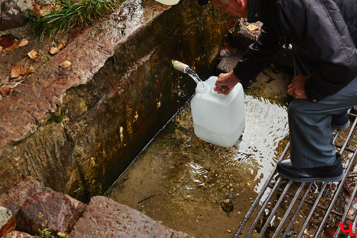 Во Владимире благоустроили Казанский родник, который давно пользуется популярностью не только у жителей юго-западного района. Расположен он не так далеко от дороги, оттого народ приезжает туда за водой с разных концов города. Мы тоже наведались к источнику, дабы посмотреть, что там изменилось после обновления.