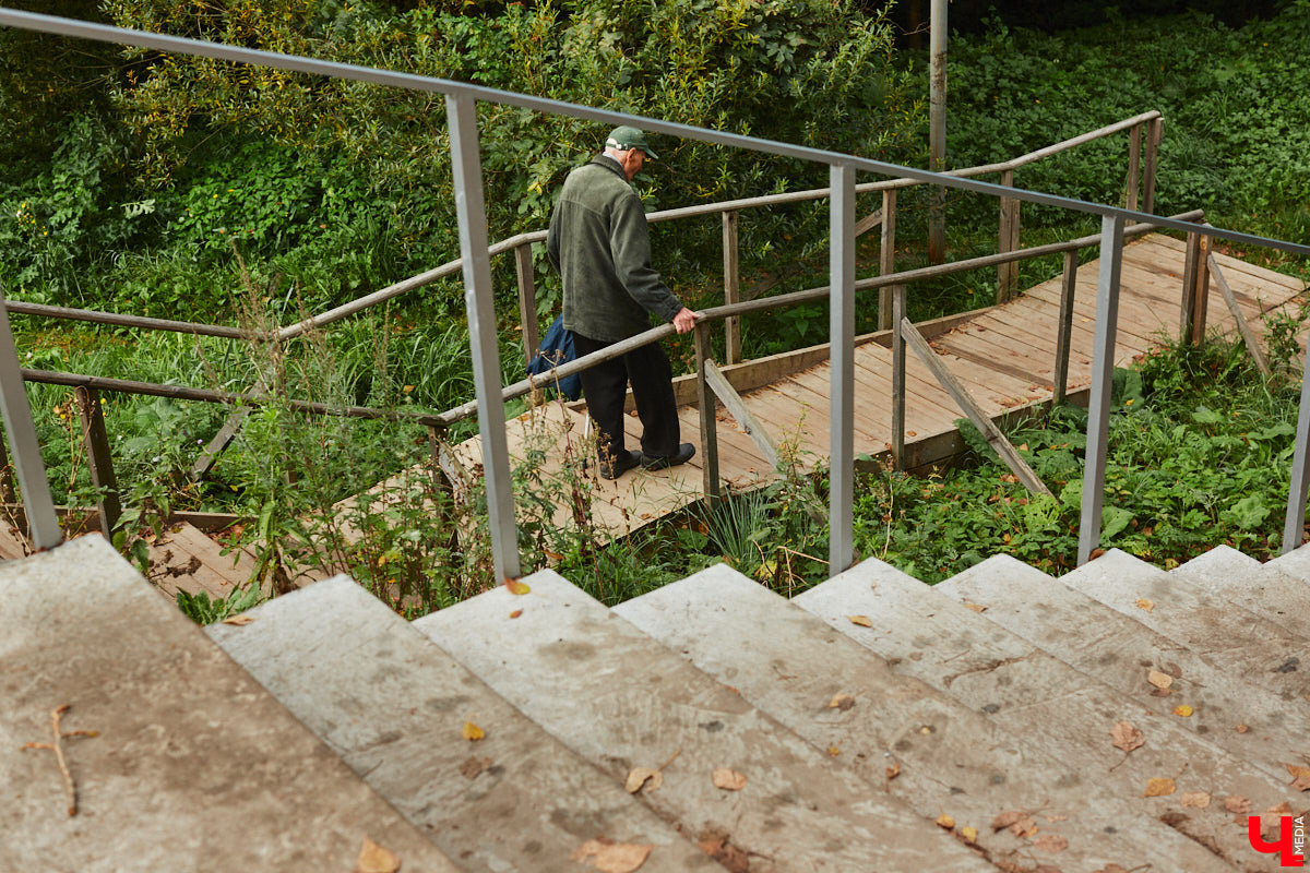 Во Владимире благоустроили Казанский родник, который давно пользуется популярностью не только у жителей юго-западного района. Расположен он не так далеко от дороги, оттого народ приезжает туда за водой с разных концов города. Мы тоже наведались к источнику, дабы посмотреть, что там изменилось после обновления.