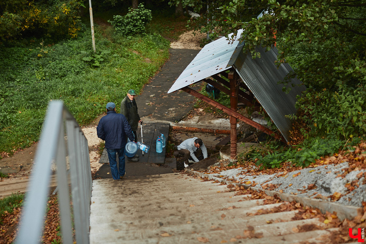 Во Владимире благоустроили Казанский родник, который давно пользуется популярностью не только у жителей юго-западного района. Расположен он не так далеко от дороги, оттого народ приезжает туда за водой с разных концов города. Мы тоже наведались к источнику, дабы посмотреть, что там изменилось после обновления.