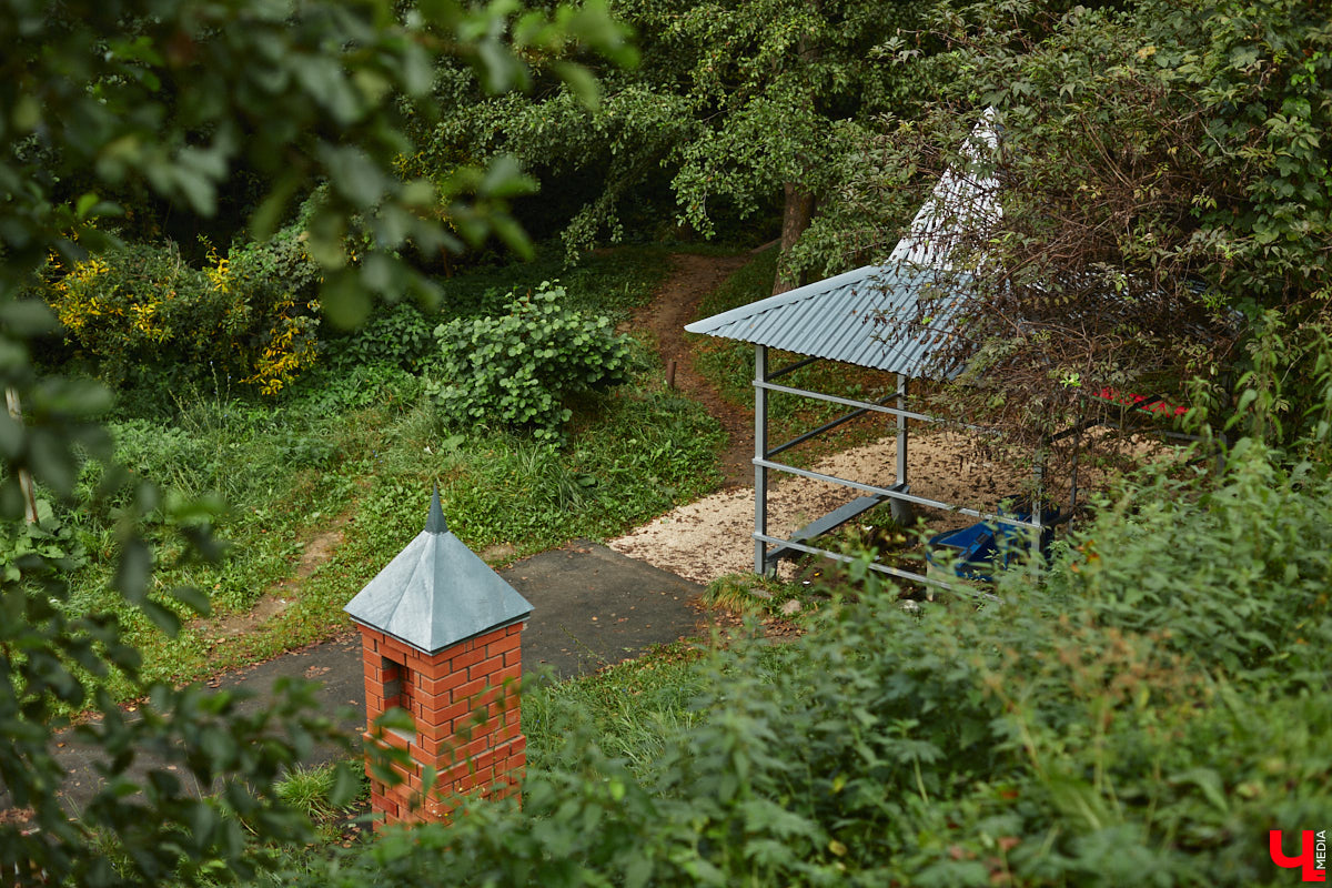 Во Владимире благоустроили Казанский родник, который давно пользуется популярностью не только у жителей юго-западного района. Расположен он не так далеко от дороги, оттого народ приезжает туда за водой с разных концов города. Мы тоже наведались к источнику, дабы посмотреть, что там изменилось после обновления.