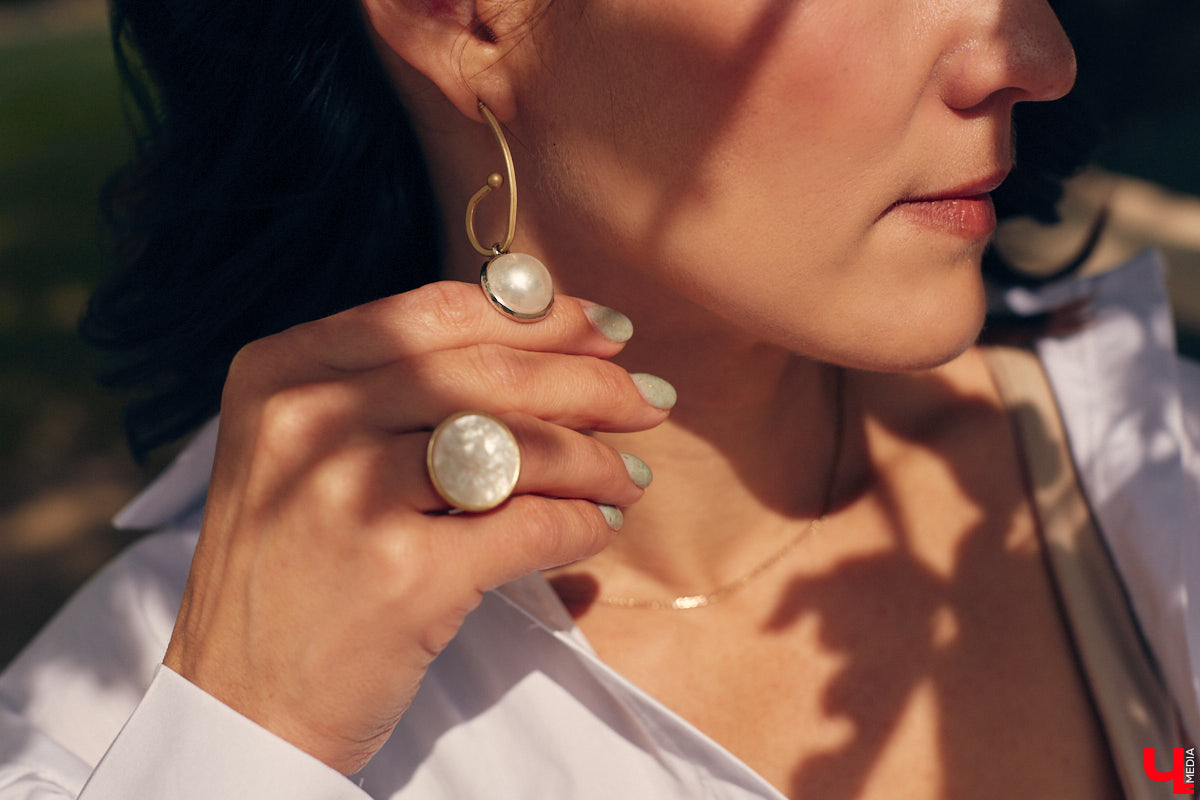 Любая одежда может сказать о человеке гораздо больше, чем тысяча слов. Визажист из Владимира Татьяна Зубачева уверена, понять настроение собеседника можно лишь по тому, что человек утром достал из своего гардероба. Предлагаем проверить эту теорию на ней самой.