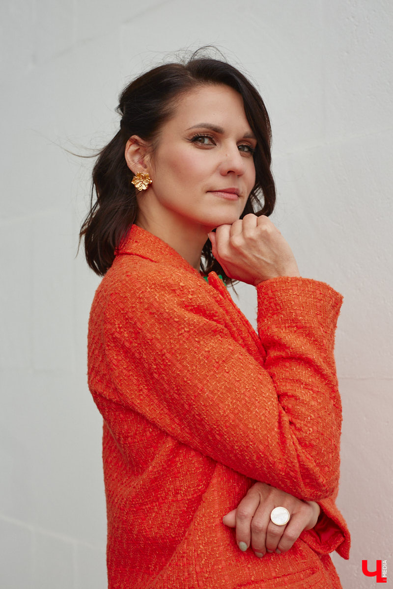 Любая одежда может сказать о человеке гораздо больше, чем тысяча слов. Визажист из Владимира Татьяна Зубачева уверена, понять настроение собеседника можно лишь по тому, что человек утром достал из своего гардероба. Предлагаем проверить эту теорию на ней самой.