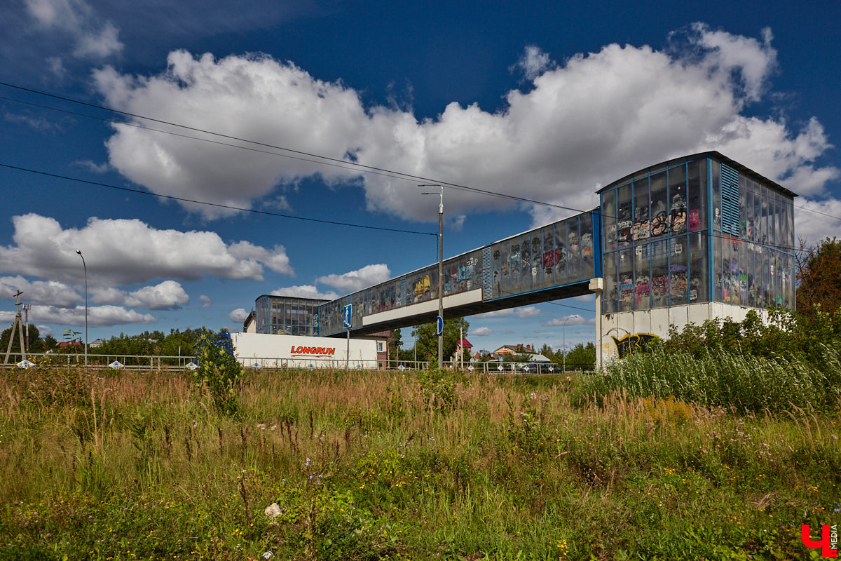 Вы давно пользовались надземными пешеходными переходами в черте областного центра? Если да, предлагаем совершить виртуальную экскурсию вместе с нами. «Ключ-Медиа» выбрал три владимирских объекта из десяти и проинспектировал их.