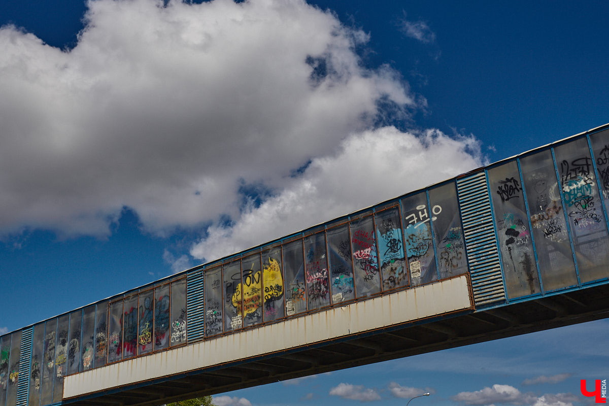 Вы давно пользовались надземными пешеходными переходами в черте областного центра? Если да, предлагаем совершить виртуальную экскурсию вместе с нами. «Ключ-Медиа» выбрал три владимирских объекта из десяти и проинспектировал их.