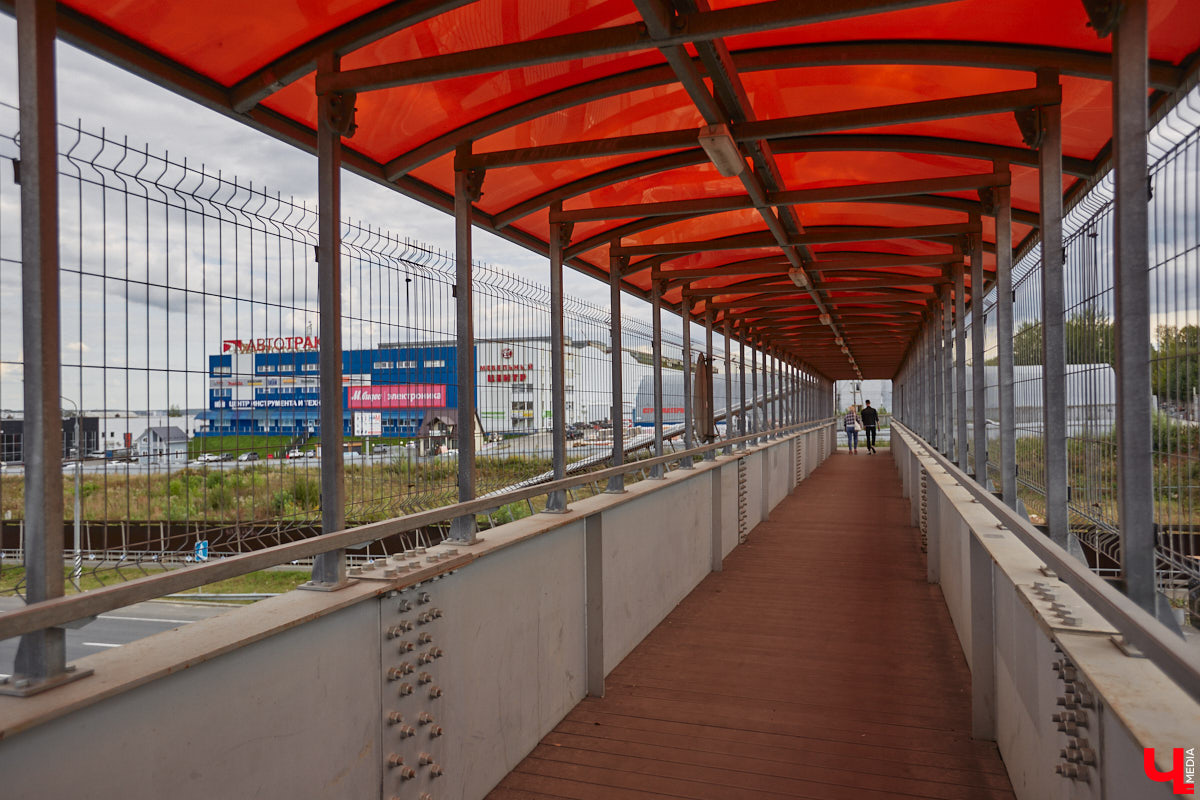 Вы давно пользовались надземными пешеходными переходами в черте областного центра? Если да, предлагаем совершить виртуальную экскурсию вместе с нами. «Ключ-Медиа» выбрал три владимирских объекта из десяти и проинспектировал их.