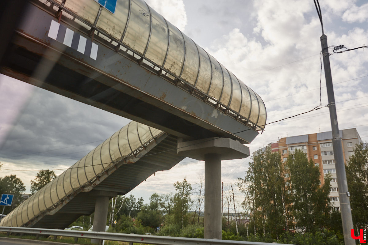 Вы давно пользовались надземными пешеходными переходами в черте областного центра? Если да, предлагаем совершить виртуальную экскурсию вместе с нами. «Ключ-Медиа» выбрал три владимирских объекта из десяти и проинспектировал их.
