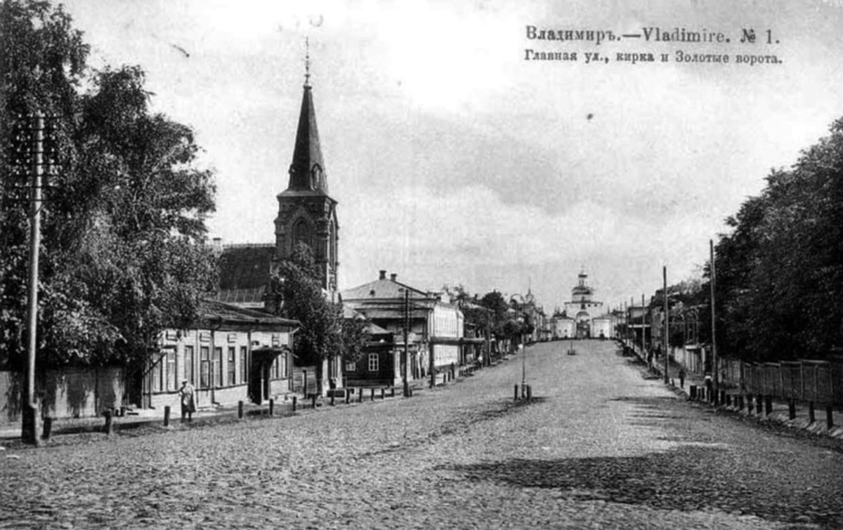 В 60-е годы XIX века во Владимире появился новый губернский предводитель дворянства Михаил Огарев. Он привез с собой жену, успешную актрису Александринского театра Александру Читау. Эта пара сыграла огромную роль в становлении и развитии владимирского драматического театра. Михаил Ильич стал его покровителем и меценатом, а Александра Матвеевна фактически была первым владимирским театральным режиссером и педагогом. Но и сама история их отношений напоминает бурный театральный роман.