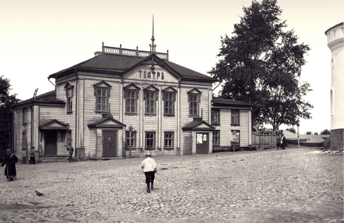 В 60-е годы XIX века во Владимире появился новый губернский предводитель дворянства Михаил Огарев. Он привез с собой жену, успешную актрису Александринского театра Александру Читау. Эта пара сыграла огромную роль в становлении и развитии владимирского драматического театра. Михаил Ильич стал его покровителем и меценатом, а Александра Матвеевна фактически была первым владимирским театральным режиссером и педагогом. Но и сама история их отношений напоминает бурный театральный роман.