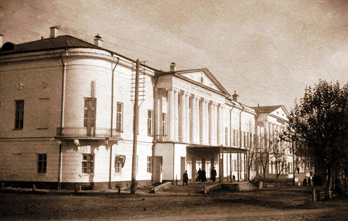 В 60-е годы XIX века во Владимире появился новый губернский предводитель дворянства Михаил Огарев. Он привез с собой жену, успешную актрису Александринского театра Александру Читау. Эта пара сыграла огромную роль в становлении и развитии владимирского драматического театра. Михаил Ильич стал его покровителем и меценатом, а Александра Матвеевна фактически была первым владимирским театральным режиссером и педагогом. Но и сама история их отношений напоминает бурный театральный роман.