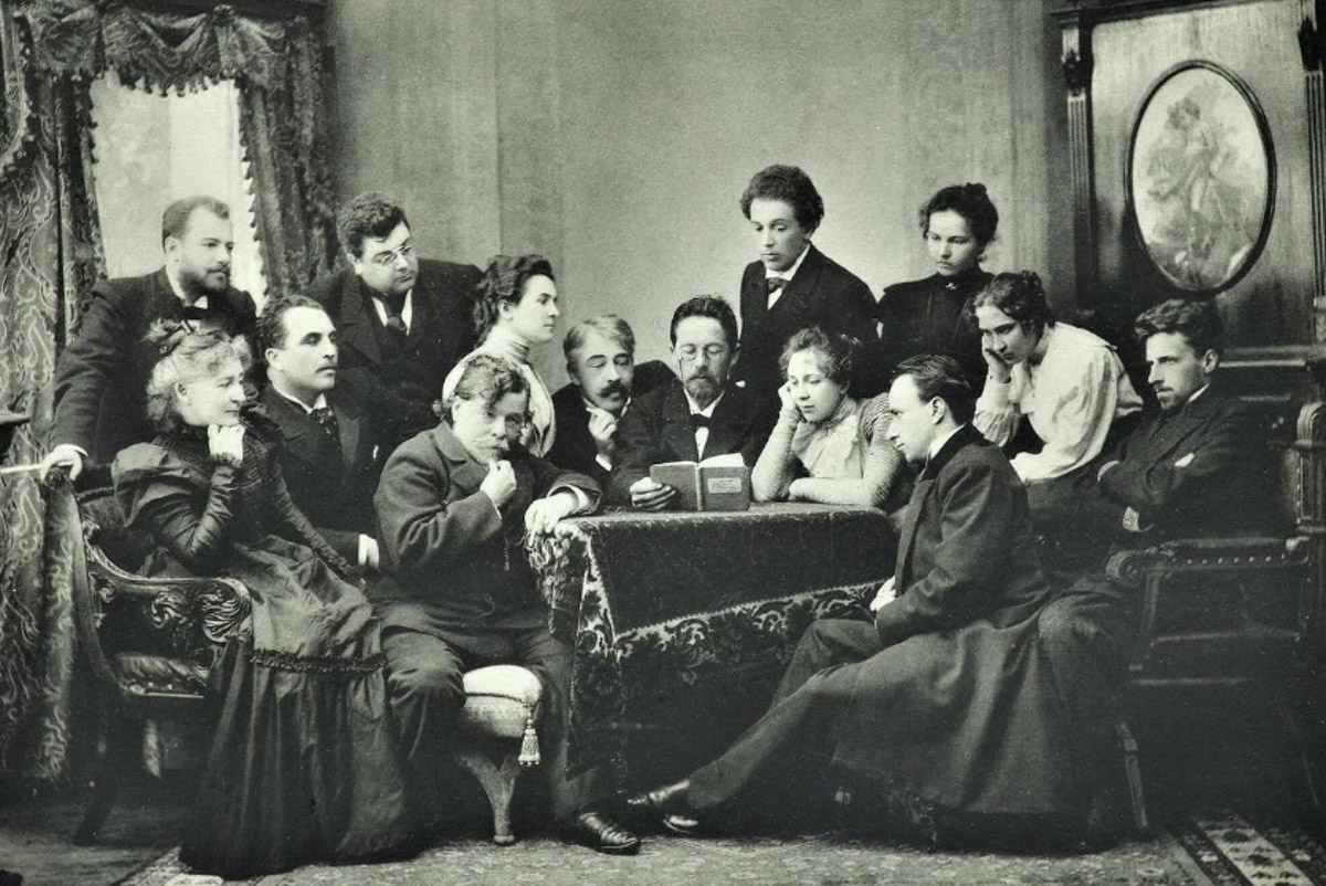 В 60-е годы XIX века во Владимире появился новый губернский предводитель дворянства Михаил Огарев. Он привез с собой жену, успешную актрису Александринского театра Александру Читау. Эта пара сыграла огромную роль в становлении и развитии владимирского драматического театра. Михаил Ильич стал его покровителем и меценатом, а Александра Матвеевна фактически была первым владимирским театральным режиссером и педагогом. Но и сама история их отношений напоминает бурный театральный роман.