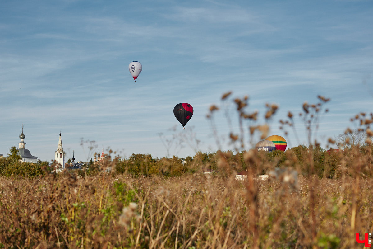 Минувший уикенд в Суздале был по-настоящему ярким. Три дня подряд небо над городом украшали аэростаты. На фестиваль воздухоплавания приехали 15 пилотов воздушных шаров. Вместе с ними взмыть вверх смогли все желающие. Билеты на свободные полеты раскупили заранее, а вот из жаждущих стать участниками привязных подъемов выстраивались очереди.