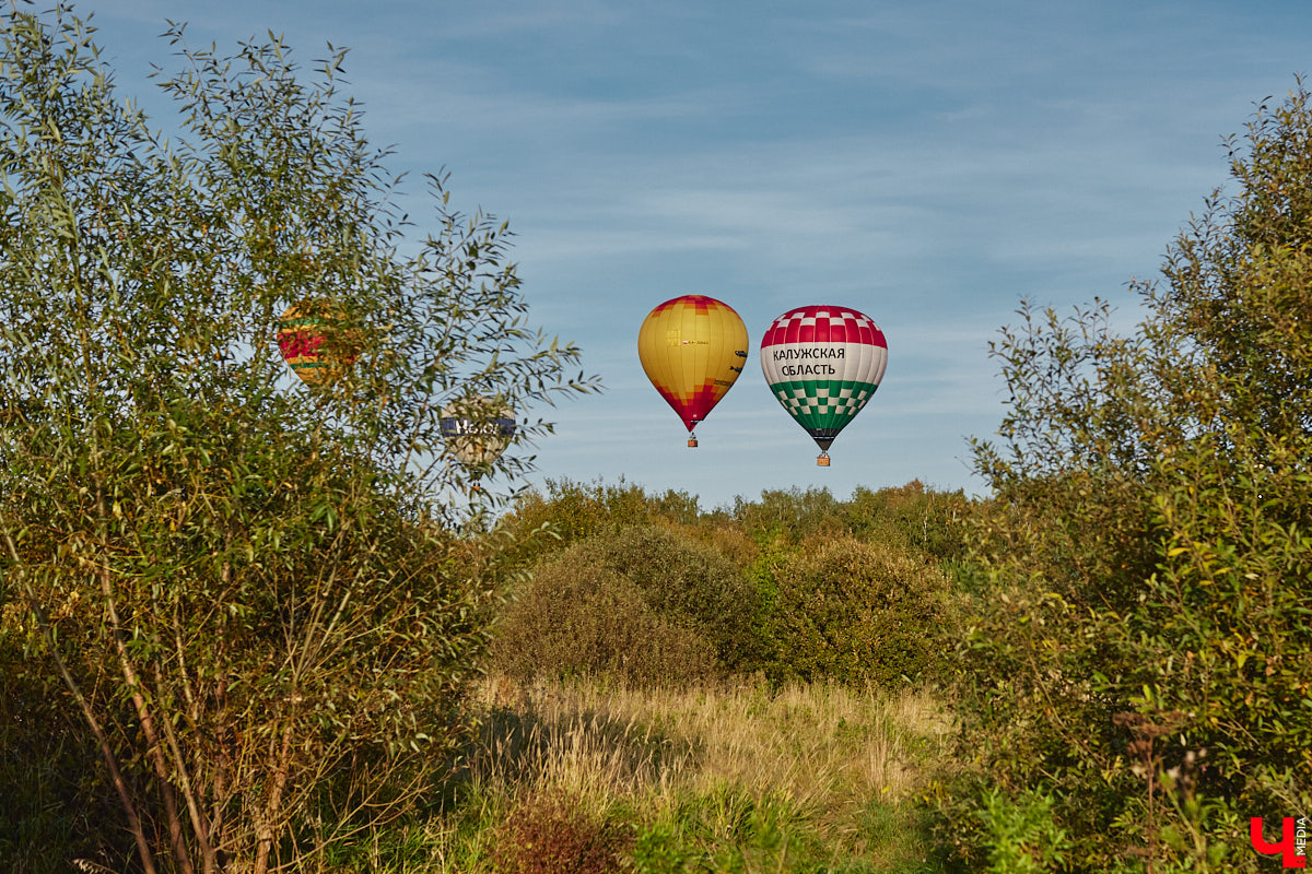 Минувший уикенд в Суздале был по-настоящему ярким. Три дня подряд небо над городом украшали аэростаты. На фестиваль воздухоплавания приехали 15 пилотов воздушных шаров. Вместе с ними взмыть вверх смогли все желающие. Билеты на свободные полеты раскупили заранее, а вот из жаждущих стать участниками привязных подъемов выстраивались очереди.