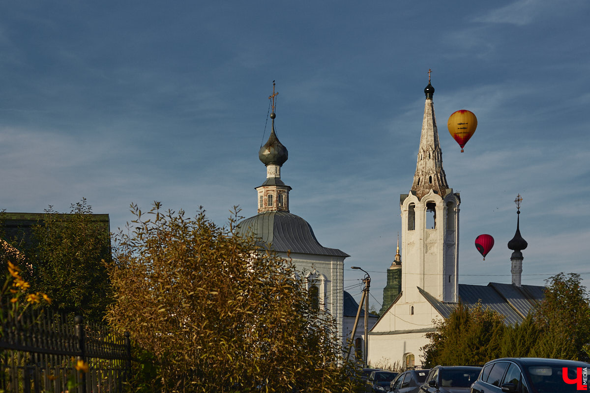 Минувший уикенд в Суздале был по-настоящему ярким. Три дня подряд небо над городом украшали аэростаты. На фестиваль воздухоплавания приехали 15 пилотов воздушных шаров. Вместе с ними взмыть вверх смогли все желающие. Билеты на свободные полеты раскупили заранее, а вот из жаждущих стать участниками привязных подъемов выстраивались очереди.