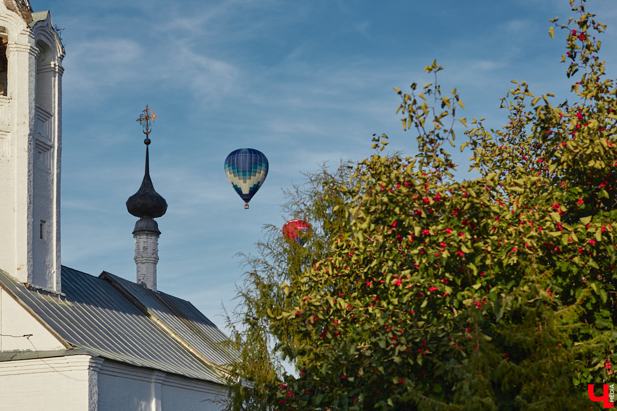 Минувший уикенд в Суздале был по-настоящему ярким. Три дня подряд небо над городом украшали аэростаты. На фестиваль воздухоплавания приехали 15 пилотов воздушных шаров. Вместе с ними взмыть вверх смогли все желающие. Билеты на свободные полеты раскупили заранее, а вот из жаждущих стать участниками привязных подъемов выстраивались очереди.