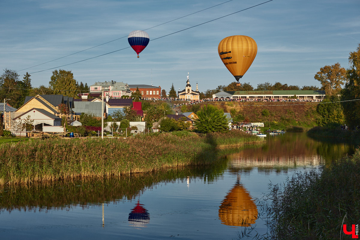Минувший уикенд в Суздале был по-настоящему ярким. Три дня подряд небо над городом украшали аэростаты. На фестиваль воздухоплавания приехали 15 пилотов воздушных шаров. Вместе с ними взмыть вверх смогли все желающие. Билеты на свободные полеты раскупили заранее, а вот из жаждущих стать участниками привязных подъемов выстраивались очереди.