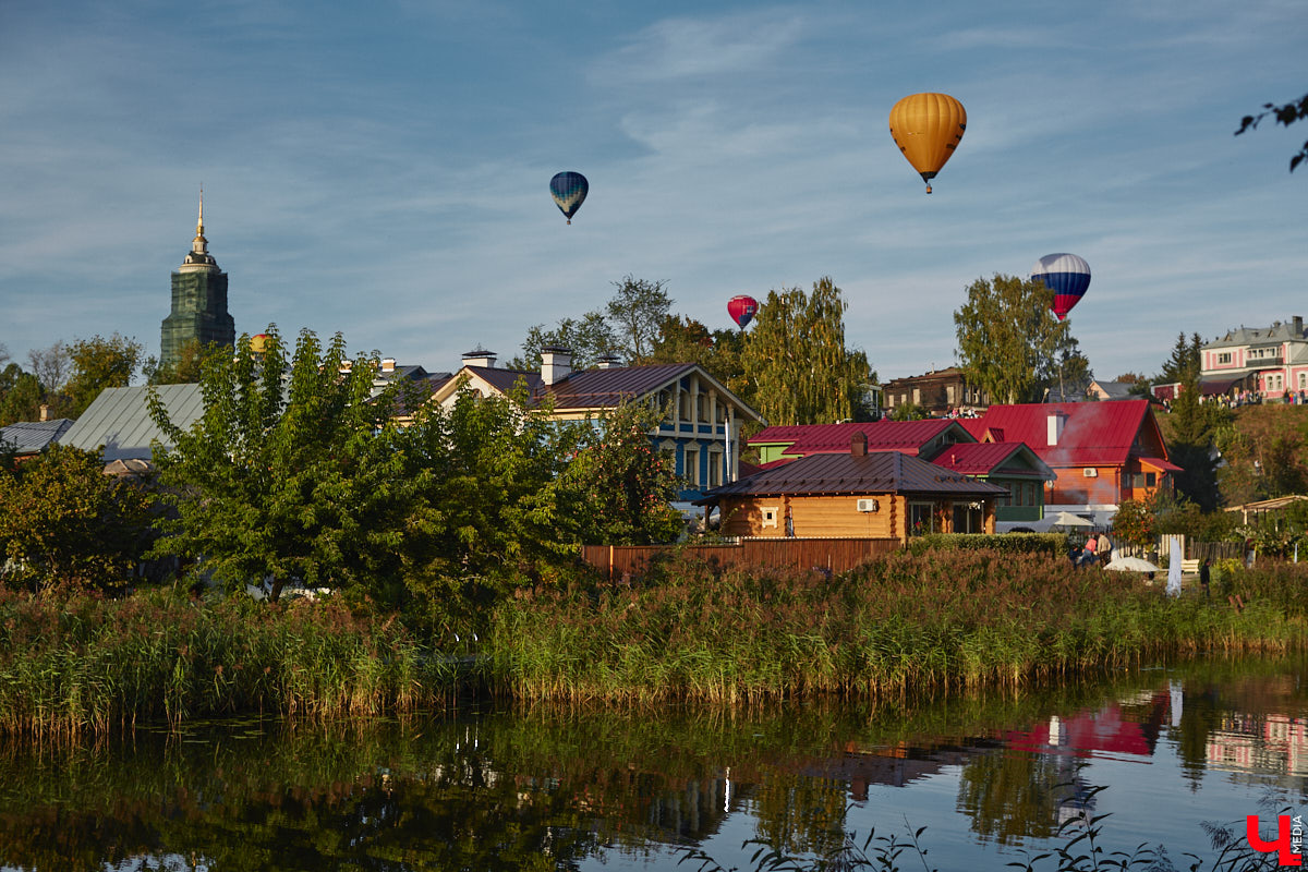 Минувший уикенд в Суздале был по-настоящему ярким. Три дня подряд небо над городом украшали аэростаты. На фестиваль воздухоплавания приехали 15 пилотов воздушных шаров. Вместе с ними взмыть вверх смогли все желающие. Билеты на свободные полеты раскупили заранее, а вот из жаждущих стать участниками привязных подъемов выстраивались очереди.