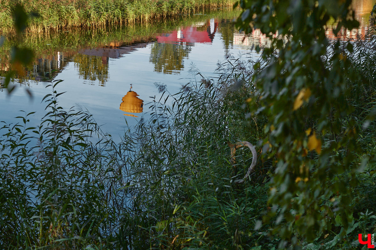 Минувший уикенд в Суздале был по-настоящему ярким. Три дня подряд небо над городом украшали аэростаты. На фестиваль воздухоплавания приехали 15 пилотов воздушных шаров. Вместе с ними взмыть вверх смогли все желающие. Билеты на свободные полеты раскупили заранее, а вот из жаждущих стать участниками привязных подъемов выстраивались очереди.