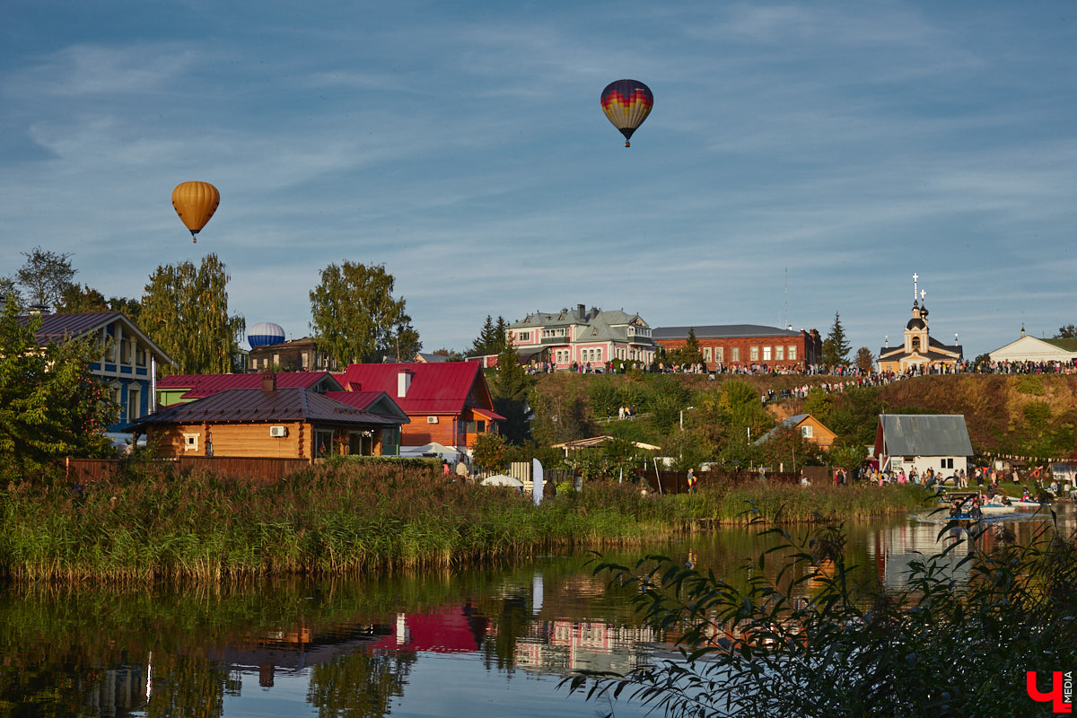 Минувший уикенд в Суздале был по-настоящему ярким. Три дня подряд небо над городом украшали аэростаты. На фестиваль воздухоплавания приехали 15 пилотов воздушных шаров. Вместе с ними взмыть вверх смогли все желающие. Билеты на свободные полеты раскупили заранее, а вот из жаждущих стать участниками привязных подъемов выстраивались очереди.