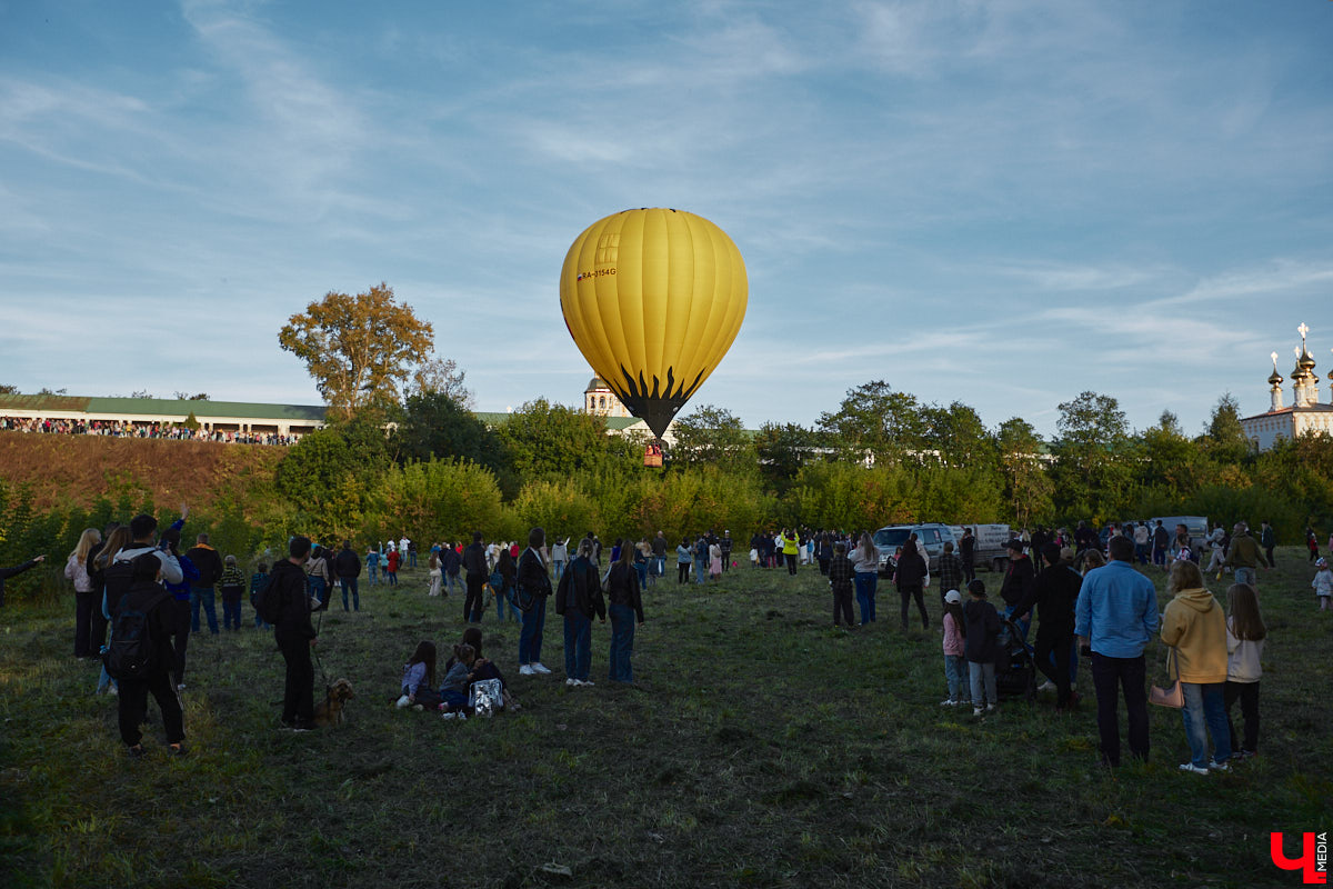 Минувший уикенд в Суздале был по-настоящему ярким. Три дня подряд небо над городом украшали аэростаты. На фестиваль воздухоплавания приехали 15 пилотов воздушных шаров. Вместе с ними взмыть вверх смогли все желающие. Билеты на свободные полеты раскупили заранее, а вот из жаждущих стать участниками привязных подъемов выстраивались очереди.