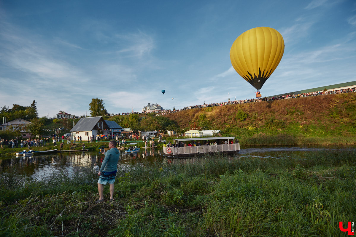 Минувший уикенд в Суздале был по-настоящему ярким. Три дня подряд небо над городом украшали аэростаты. На фестиваль воздухоплавания приехали 15 пилотов воздушных шаров. Вместе с ними взмыть вверх смогли все желающие. Билеты на свободные полеты раскупили заранее, а вот из жаждущих стать участниками привязных подъемов выстраивались очереди.