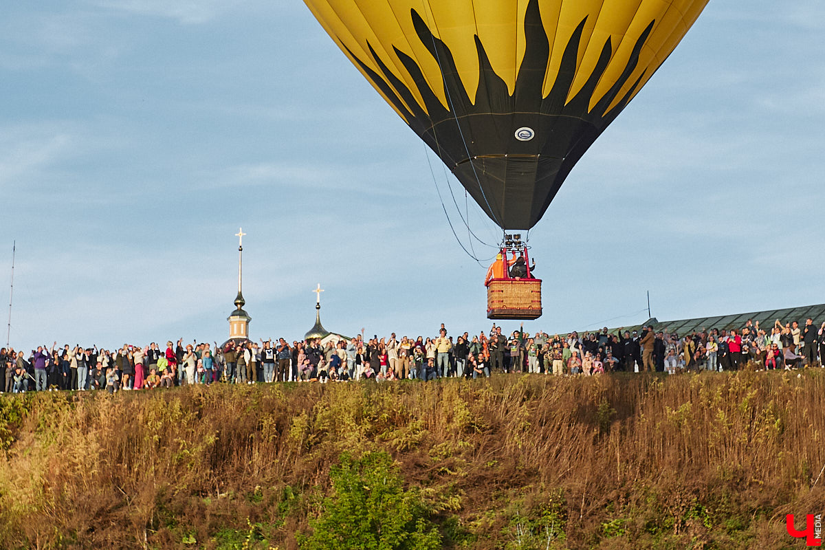 Минувший уикенд в Суздале был по-настоящему ярким. Три дня подряд небо над городом украшали аэростаты. На фестиваль воздухоплавания приехали 15 пилотов воздушных шаров. Вместе с ними взмыть вверх смогли все желающие. Билеты на свободные полеты раскупили заранее, а вот из жаждущих стать участниками привязных подъемов выстраивались очереди.