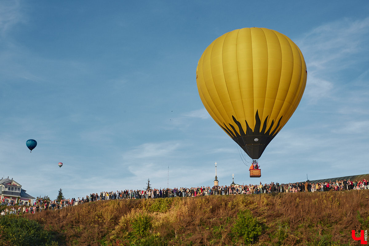Минувший уикенд в Суздале был по-настоящему ярким. Три дня подряд небо над городом украшали аэростаты. На фестиваль воздухоплавания приехали 15 пилотов воздушных шаров. Вместе с ними взмыть вверх смогли все желающие. Билеты на свободные полеты раскупили заранее, а вот из жаждущих стать участниками привязных подъемов выстраивались очереди.