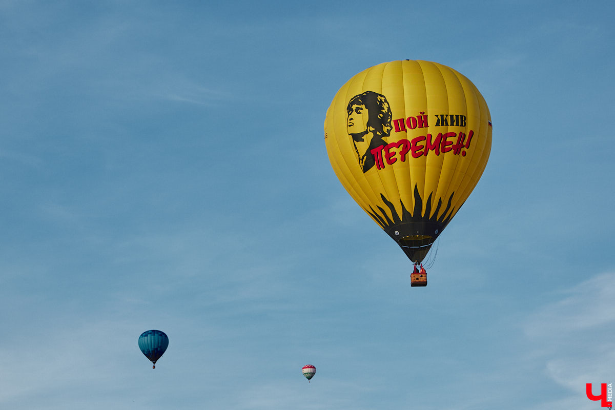 Минувший уикенд в Суздале был по-настоящему ярким. Три дня подряд небо над городом украшали аэростаты. На фестиваль воздухоплавания приехали 15 пилотов воздушных шаров. Вместе с ними взмыть вверх смогли все желающие. Билеты на свободные полеты раскупили заранее, а вот из жаждущих стать участниками привязных подъемов выстраивались очереди.