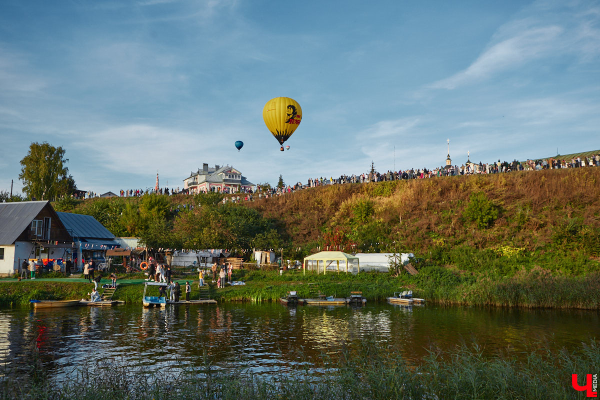 Минувший уикенд в Суздале был по-настоящему ярким. Три дня подряд небо над городом украшали аэростаты. На фестиваль воздухоплавания приехали 15 пилотов воздушных шаров. Вместе с ними взмыть вверх смогли все желающие. Билеты на свободные полеты раскупили заранее, а вот из жаждущих стать участниками привязных подъемов выстраивались очереди.